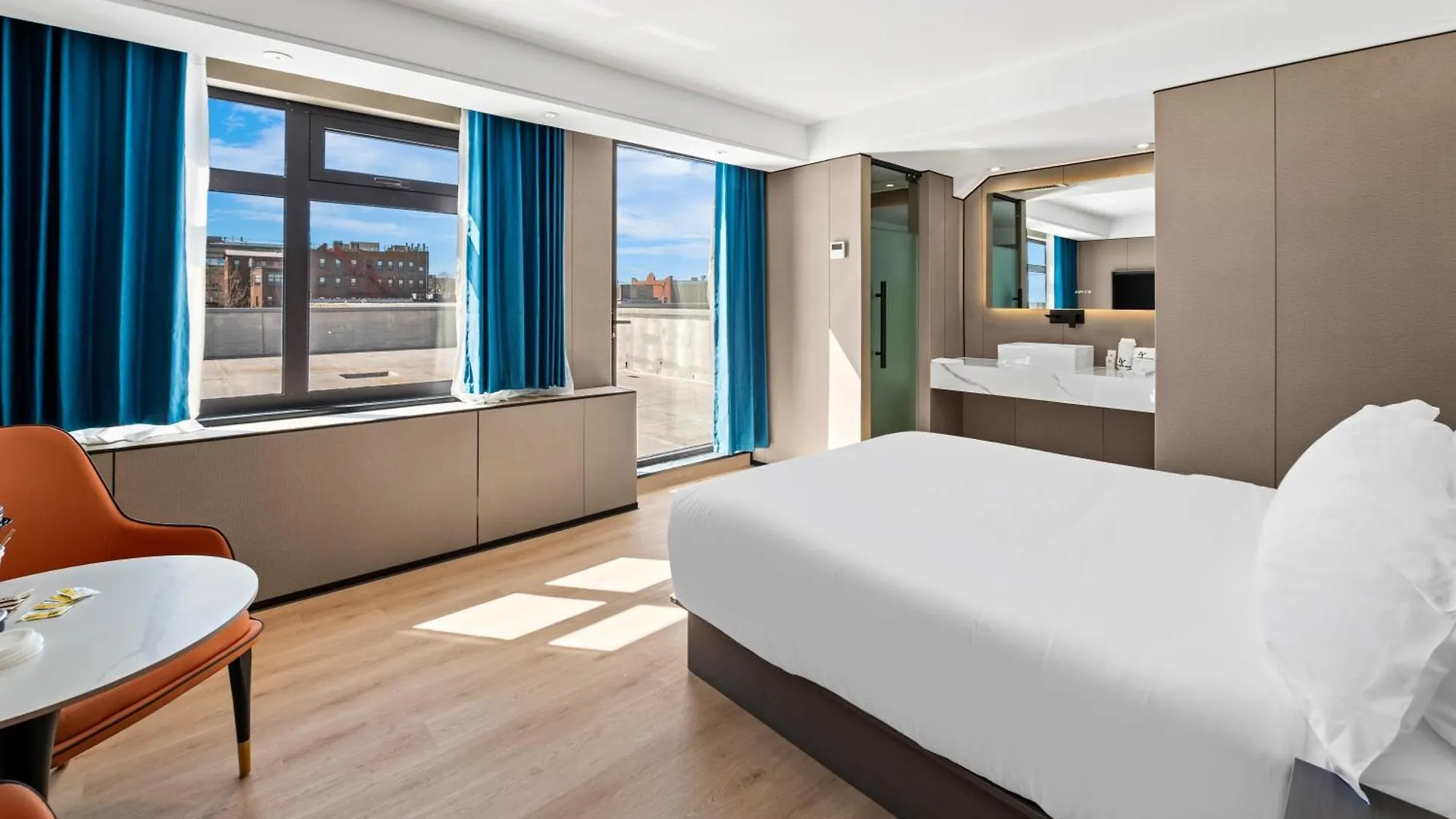 Ly New York Hotel 2*,  United States