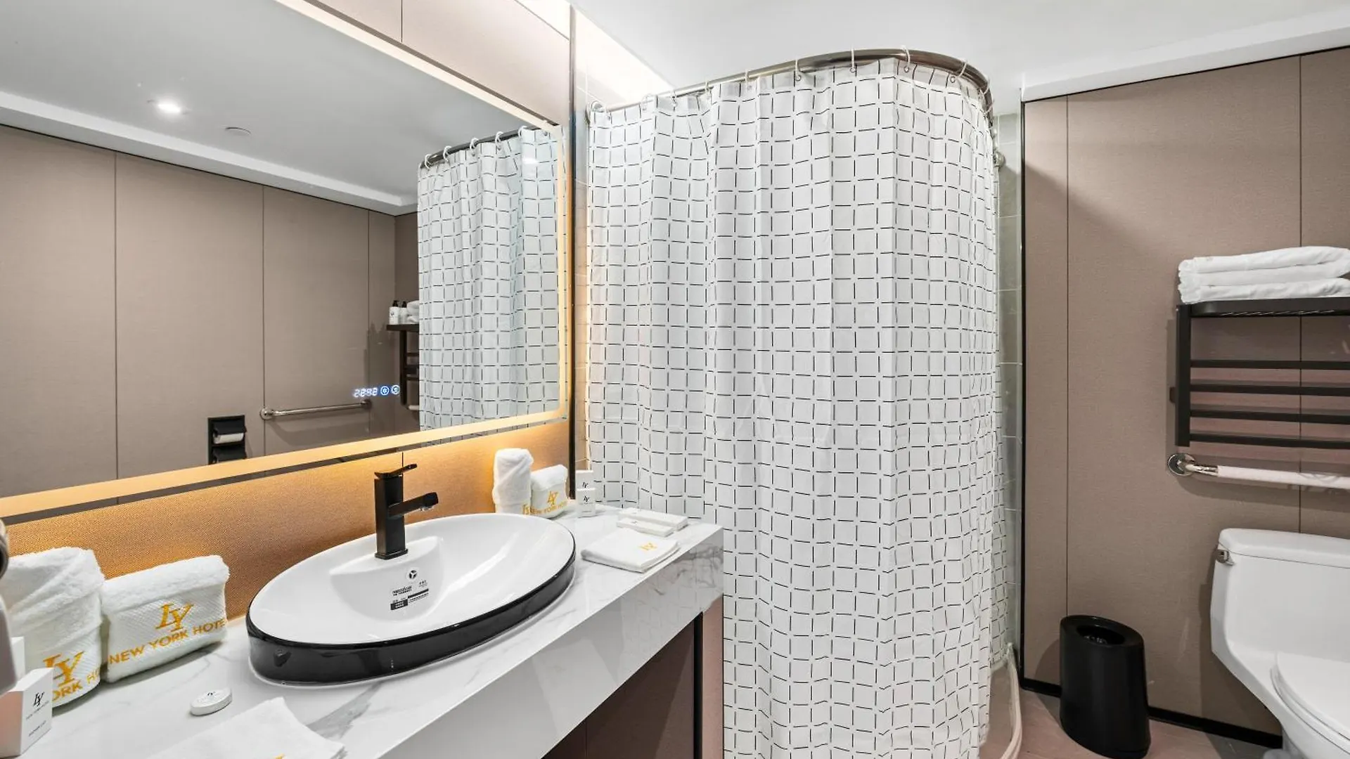 Ly New York Hotel 2*,  United States